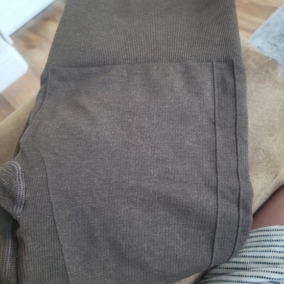 Lululemon Dark Brown Crop - Picture 7 of 7